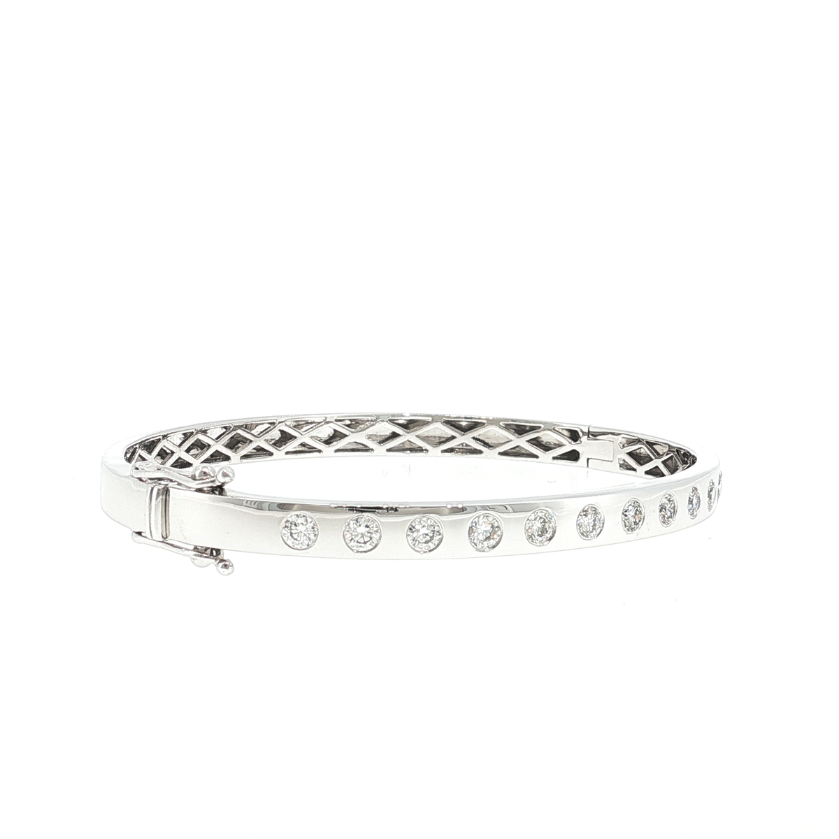 Kinsley oval platinum bangle featuring 14 natural diamonds totalling 1.032ct